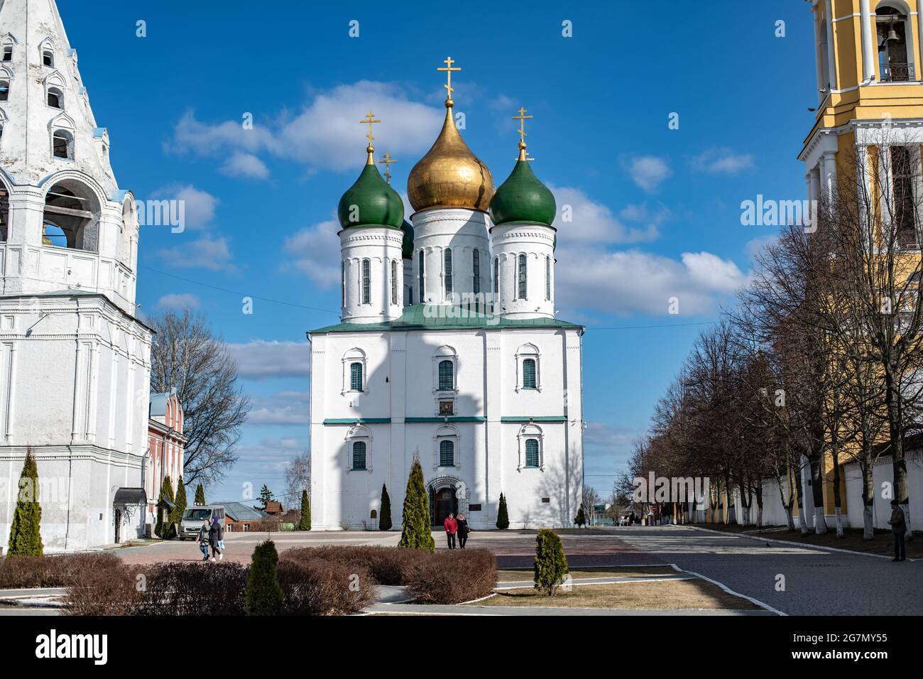 KOLOMNA, RUSSLAND - 23. MÄRZ 2020: Platz der Kathedrale und Kirchen und Tempel im Sommer im Kolomna Kreml in Kolomna, Russland Stockfoto