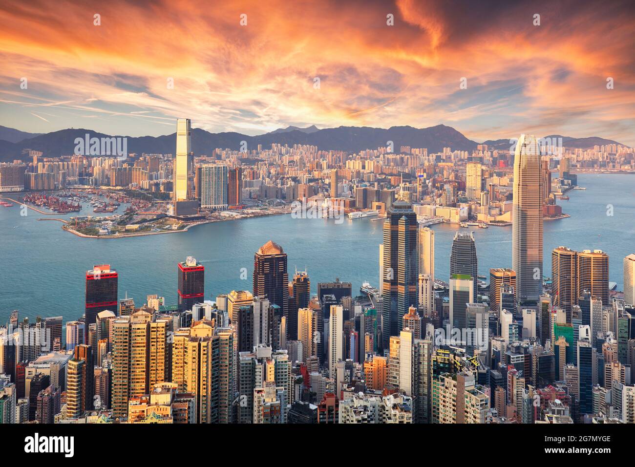 Hongkong bei Sonnenuntergang, Skyline von China Stockfoto