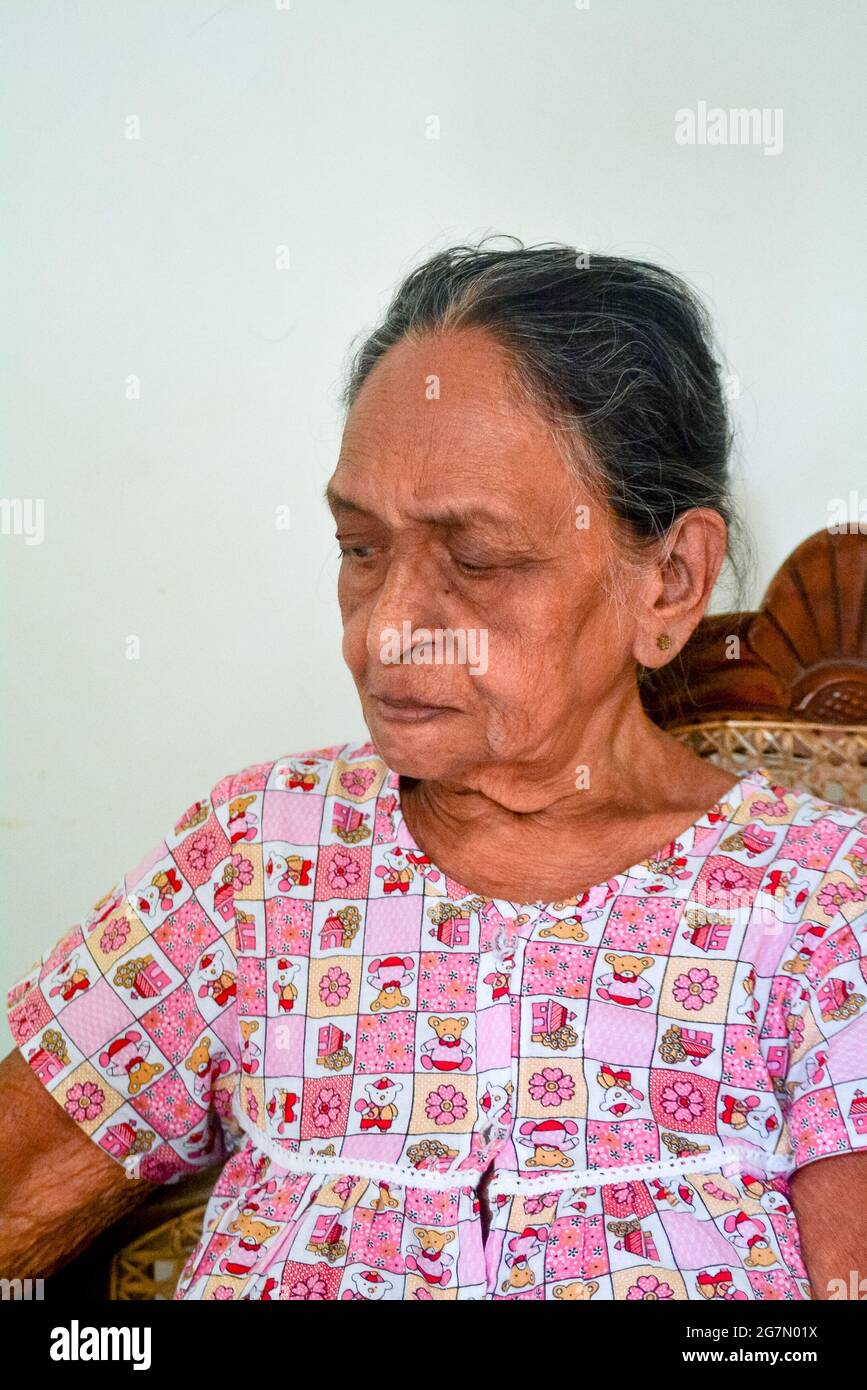 Eine asiatische Großmutter (alte Frauen) im Porträt auf einem Stuhl Stockfoto