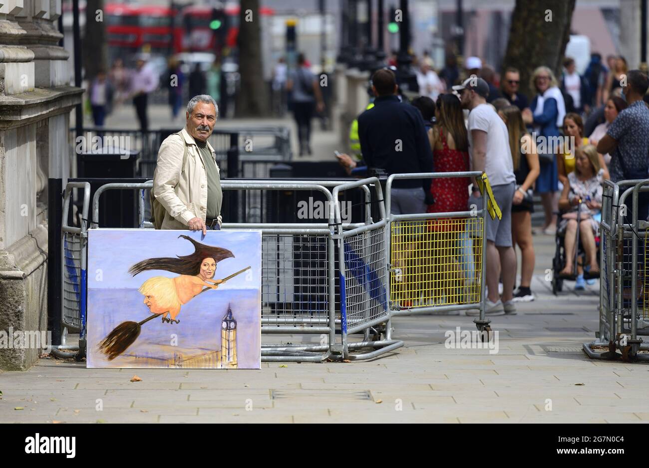 London, England, Großbritannien. Kaya Mar (Künstler) mit seinem neuesten Werk - Innenminister Priti Patel (mit Boris Johnson) vor der Downing Street, 14. Juli 2 Stockfoto