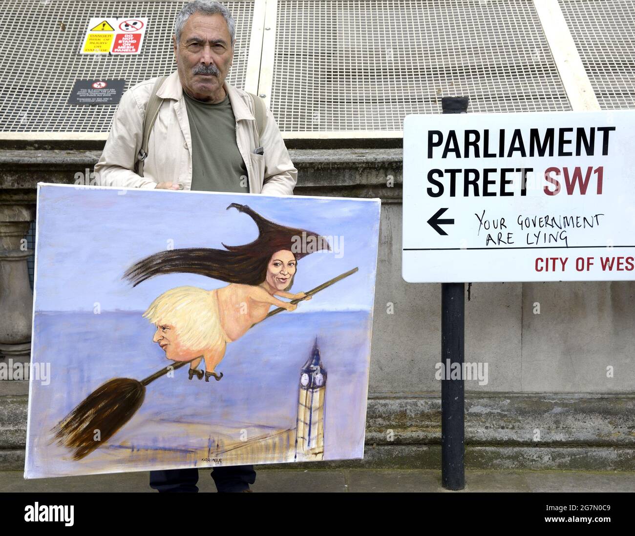 London, England, Großbritannien. Kaya Mar (Künstler) mit seinem neuesten Werk - Innenminister Priti Patel (mit Boris Johnson) in Whitehall, 14. Juli 2021 Stockfoto