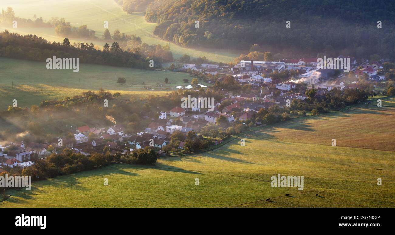 Luftaufnahme des nebligen Dorfes - Slowakei Stockfoto