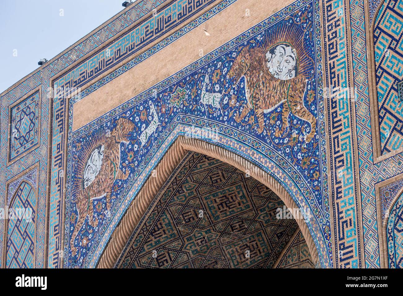 Sher-Dor Madrasah, zeigt persische mithraische & Zoroastrismus religiöse Motive, Registan Complex, Samarkand, Usbekistan Stockfoto