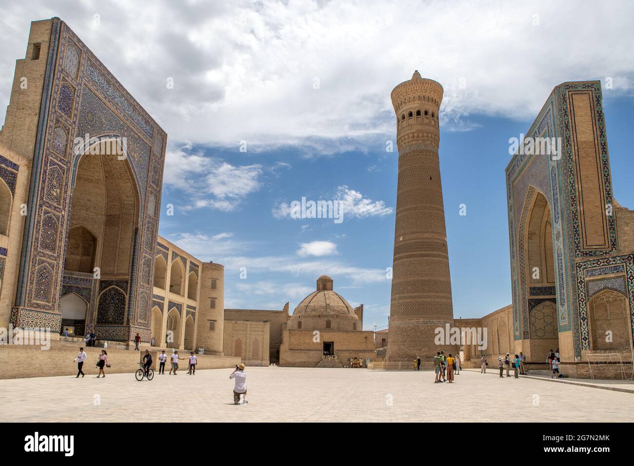 Mir-i Arabische Madrassah (L), Kalan-Moschee (R) und Minarett, Po-i-Kalyan-Komplex, Teil des historischen religiösen Komplexes von Lyab-i Hauz, Buchara, Usbekistan Stockfoto