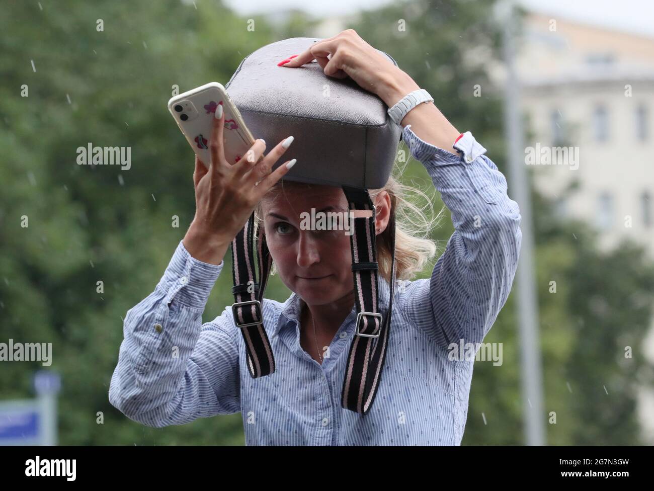 Moskau Russland Juli 2021 Ein Madchen Lauft Im Regen In Der Nahe Der Station Sportivnaya Der Moskauer Metro Quelle Vladimir Gerdo Tass Alamy Live News Stockfotografie Alamy