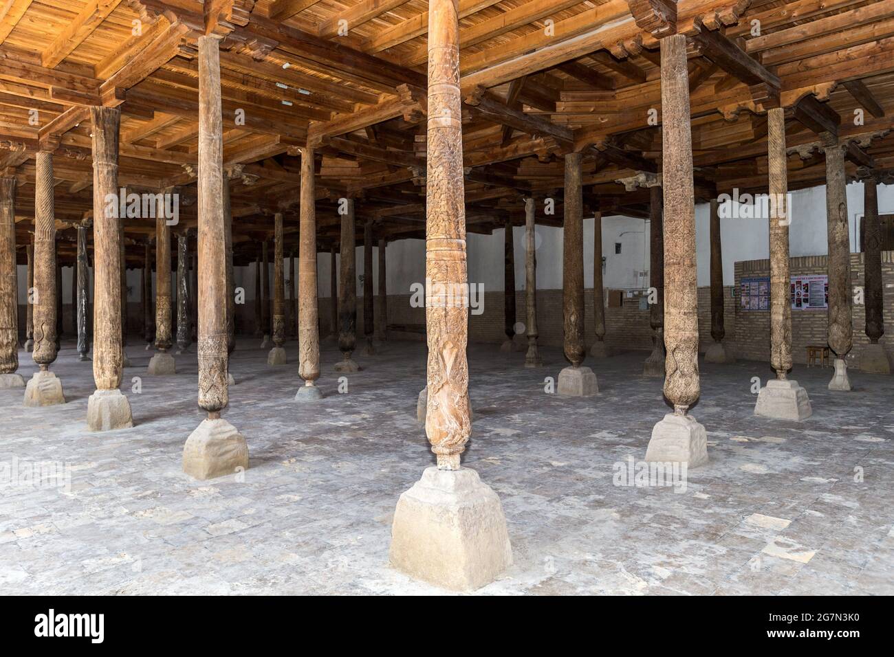 Innenraum der Freitag oder Djuma Moschee, verziert mit geschnitzten Säulen, Chiwa, Usbekistan Stockfoto