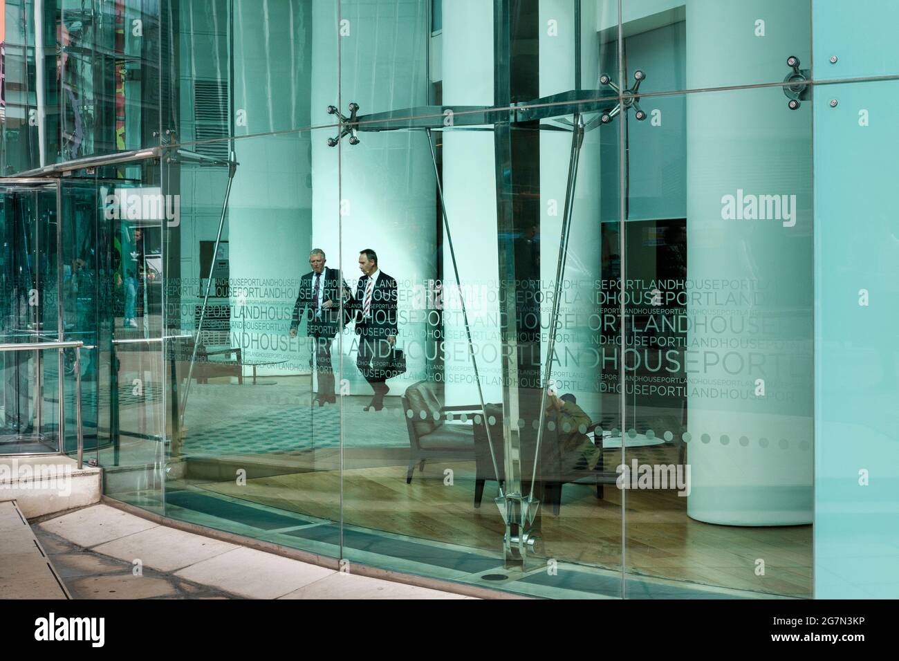 Stadtarbeiter auf dem Weg aus dem modernen Bürogebäude, City of London, England Stockfoto