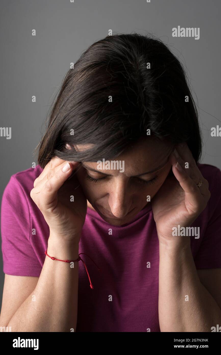 Frau mit starken Kopfschmerzen Stockfoto