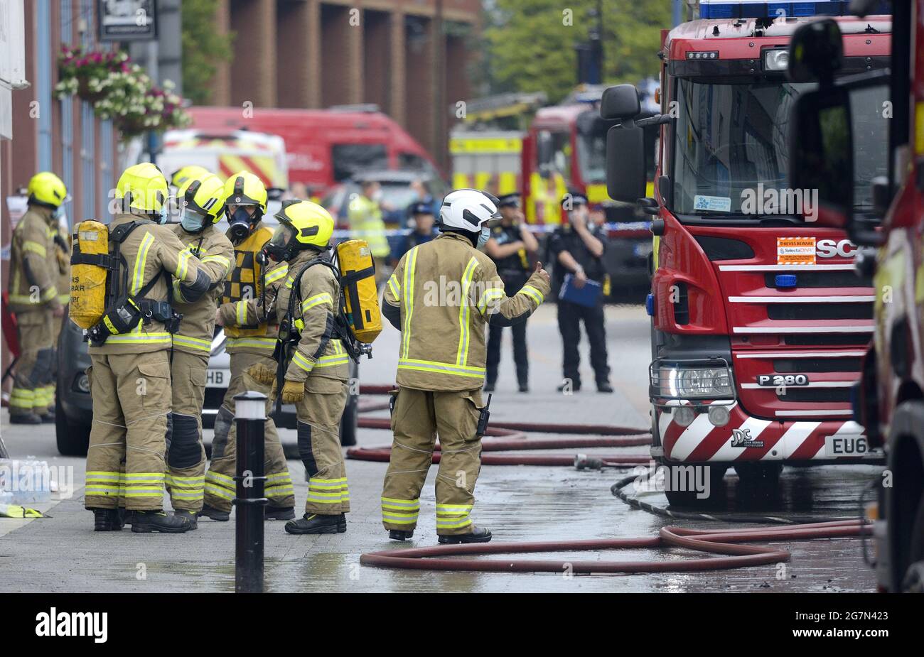 Maidstone, Kent, Großbritannien. Notfalldienste, die bei einem Großbrand im Stadtzentrum anwesend sind. Juli 2021. Stockfoto