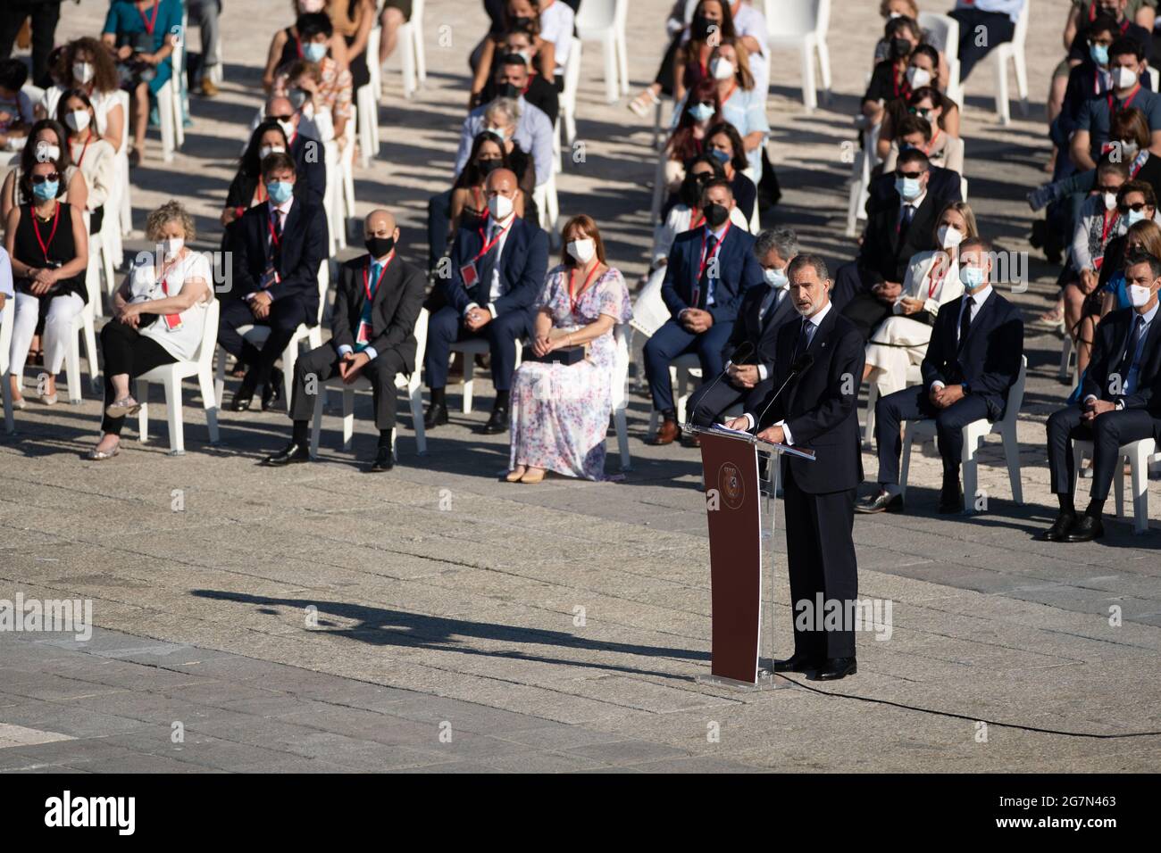 (210715) -- MADRID, 15. Juli 2021 (Xinhua) -- König von Spanien, der spanische König, hält eine Rede während des Gedenkdienstes für Coronavirus-Opfer im Königlichen Palast in Madrid, Spanien, am 15. Juli 2021. Spanien hielt hier im Königspalast am Donnerstagmorgen einen Gedenkdienst für die 81,043 Menschen ab, die ihr Leben durch das Coronavirus verloren haben. Die Familienmitglieder von 102 Gesundheitshelfern, die ihr Leben an COVID-19 in Spanien verloren, nahmen ebenfalls an dem Gottesdienst Teil, wo sie Medaillen erhielten, um das Opfer ihrer Verwandten während der Pandemie zu würdigen. (Xinhua/Meng Dingbo) Stockfoto