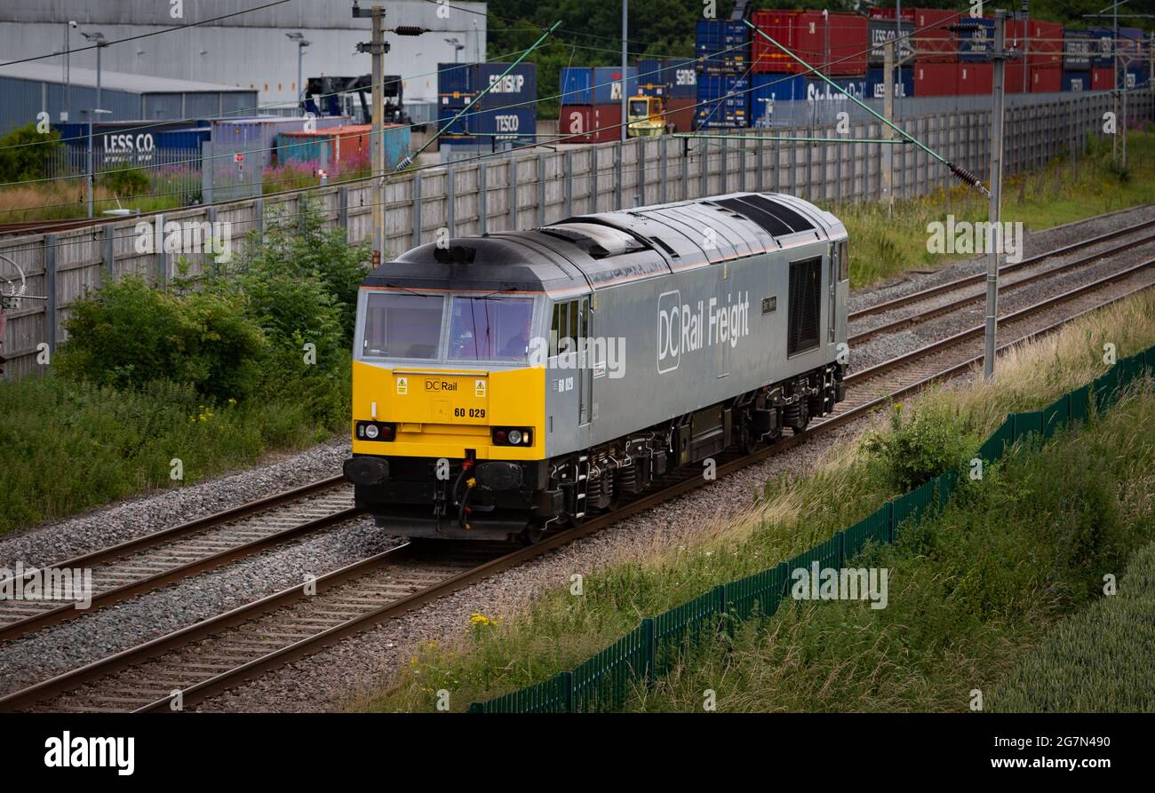 DC Rail - Class 60 - 60029 'Clitheroe Castle', Verkehrsampel, vorbei an DIRFT Stockfoto