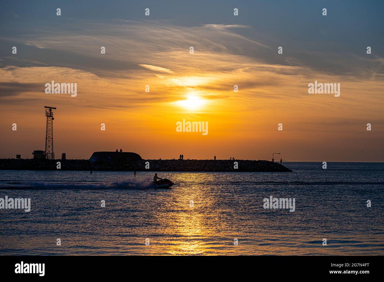 Ein herrlicher Sonnenuntergang über dem Meer. Himmel und Ozean leuchten orange Stockfoto