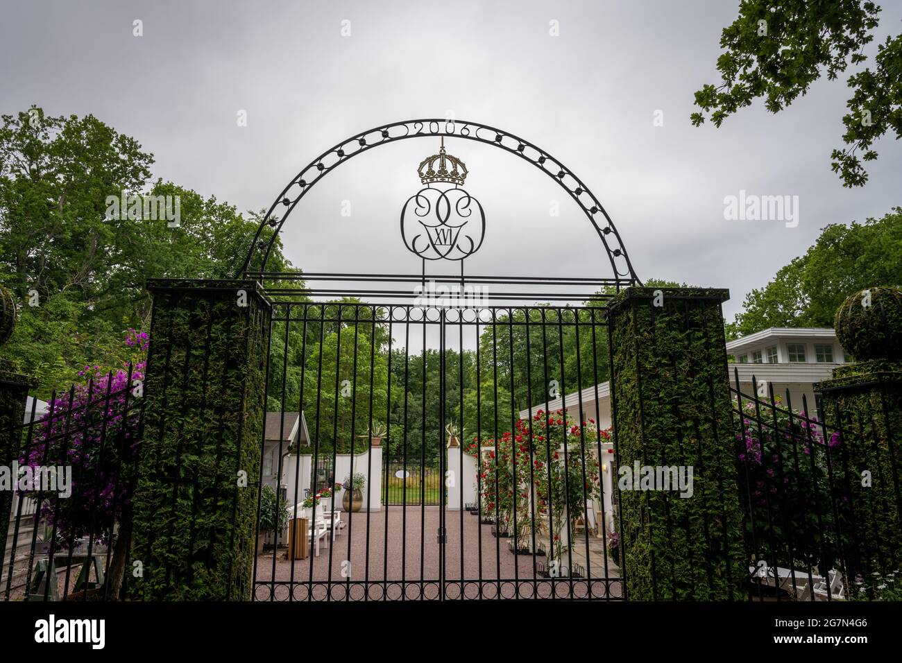 Tor zur Sommerresidenz der königlichen Familie von Schweden. Bild von Schloss Solliden Stockfoto