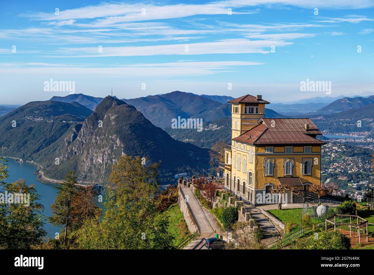 Blick vom Monte Bre auf den Monte San Salvatore und auf Lugano (Schweiz) über den Luganersee Stockfoto