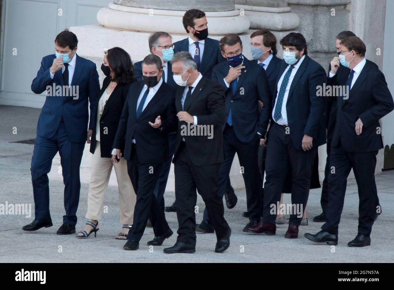 Madrid, Spanien; 15.07.2021.- Präsidenten der Autonomen Gemeinschaften und Politiker. In Begleitung von Königin Letizia steht König Ajpl VI. Der zweiten staatlichen Ehrung für die Opfer des Coronavirus auf der Plaza de la Armería des Königlichen Palastes vor. In dieser Ausgabe würdigt er besonders die an der Pandemie verstorbenen Gesundheitsfachkräfte sowie die älteren Menschen, Die „Pioniere“ der Impfung. „Sie haben nie aufgegeben und geben jetzt nicht auf“: „Sie sind ein ethischer und sozialer Maßstab.“ Mehr als einhundert Gesundheitsfachkräfte sind an den Folgen von Covid gestorben, und etwa 130,000 wurden inf Stockfoto