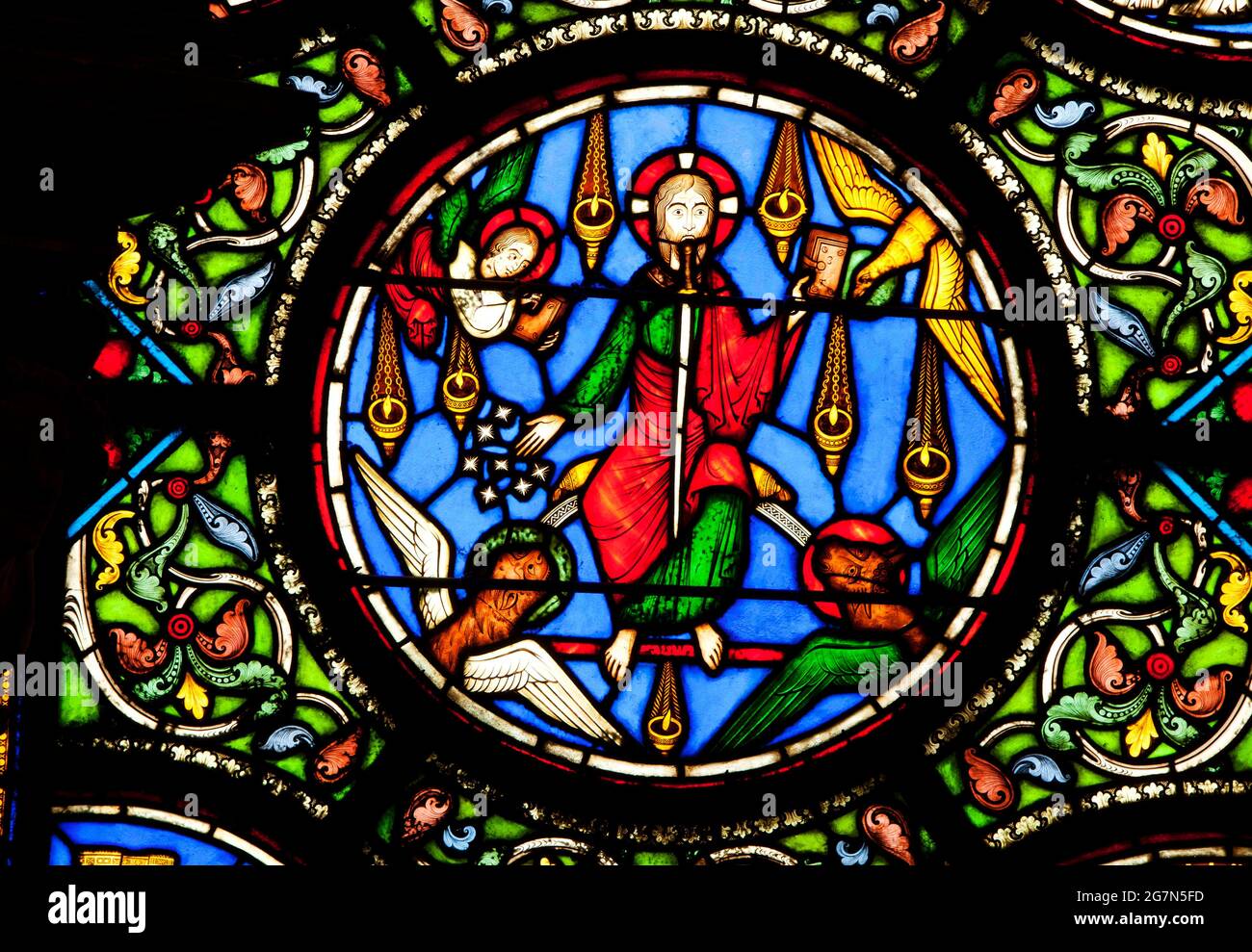 FRANKREICH, SANT-DENIS 93, GLASFENSTER DER BASILIKA . DIE BASILIKA SAINT DENIS IST EINE GROSSE MITTELALTERLICHE ABTEIKIRCHE IN DER STADT SAINT-DENIS Stockfoto