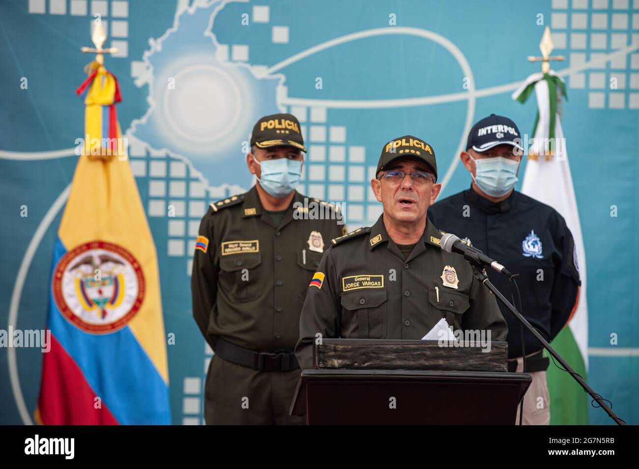 Bogota, Kolumbien. Juli 2021. Jorge Luis Vargas, Generalmajor der kolumbianischen Polizei, spricht live mit der lokalen und internationalen Presse und kündigt an, dass 21 Kolumbianer an der Morde an dem haitianischen Präsidenten Jovenel Moise beteiligt sind, Informationen, die während der Konferenzteilnahmen gegeben wurden, gaben bekannt, dass 4 Kolumbianer direkt in den Mord verwickelt waren und weitere 17 als Wachen für die Vertuschung des Verbrechens verwendet wurden. Am 15. Juli 2021 in Bogota, Kolumbien. Kredit: Long Visual Press/Alamy Live Nachrichten Stockfoto