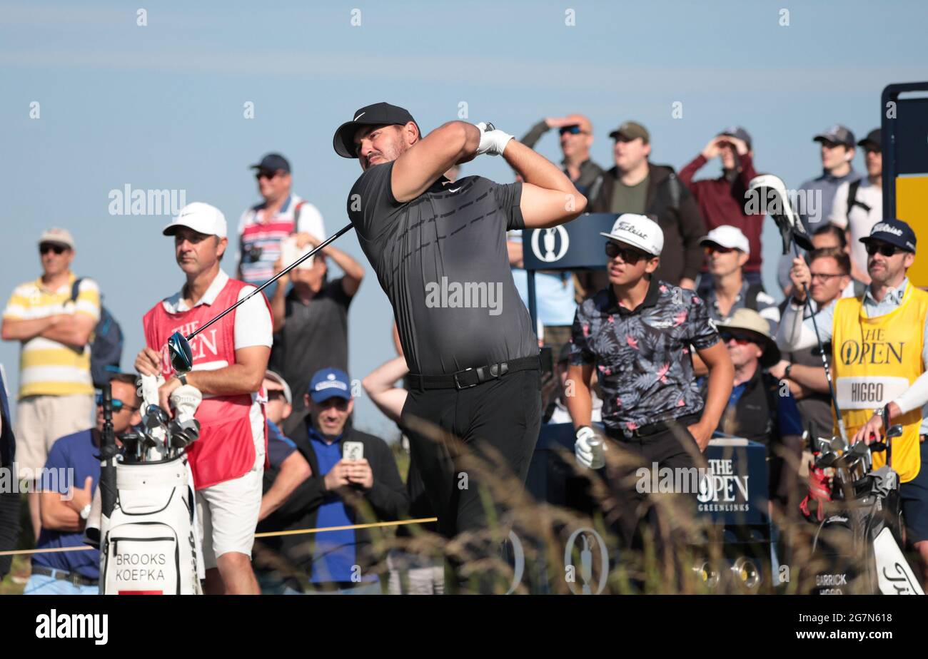 Sandwich, Großbritannien. Juli 2021. Brooks Koepka aus den USA fährt am ersten Tag der Open Championship im Royal St George's in Sandwich, England, am Donnerstag, 15. Juli 2021, am dritten Abschlag. Foto von Hugo Philpott/UPI Credit: UPI/Alamy Live News Stockfoto