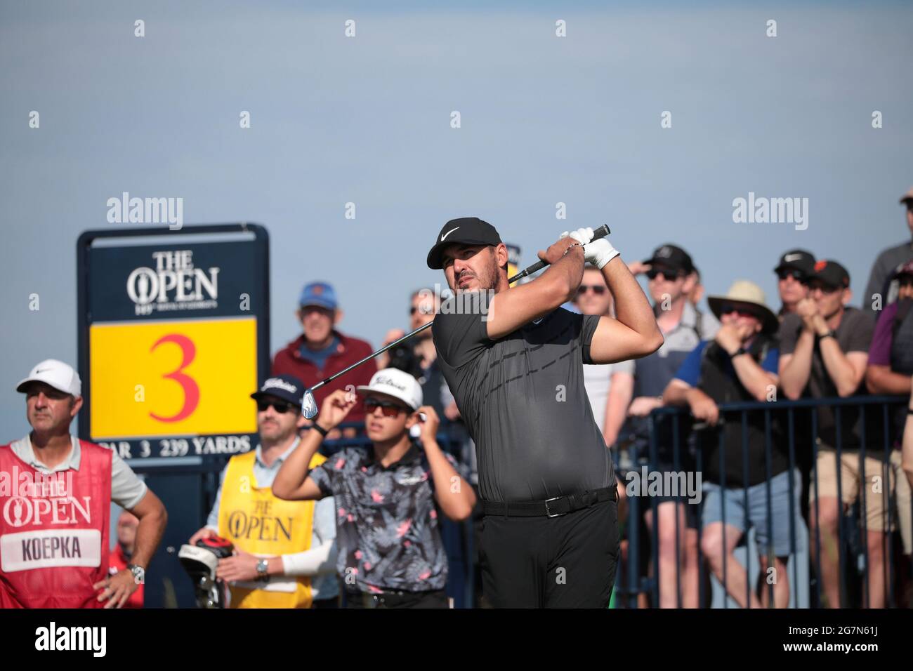 Sandwich, Großbritannien. Juli 2021. Brooks Koepka aus den USA fährt am ersten Tag der Open Championship im Royal St George's in Sandwich, England, am Donnerstag, 15. Juli 2021, am dritten Abschlag. Foto von Hugo Philpott/UPI Credit: UPI/Alamy Live News Stockfoto