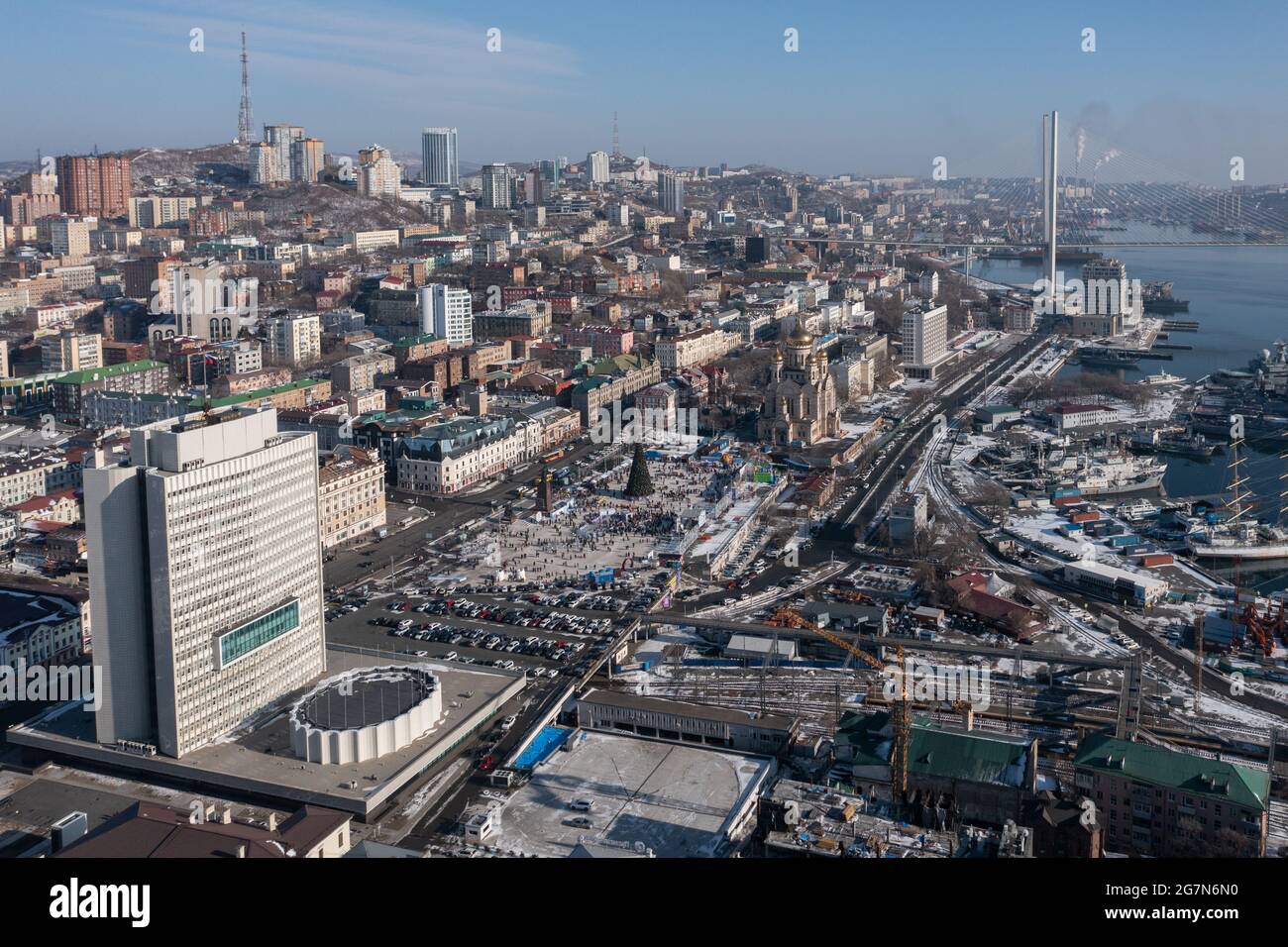 Wladiwostok, Russland - 1. Januar 2020: Winterlandschaft, Draufsicht auf den Stadtplatz. Stockfoto