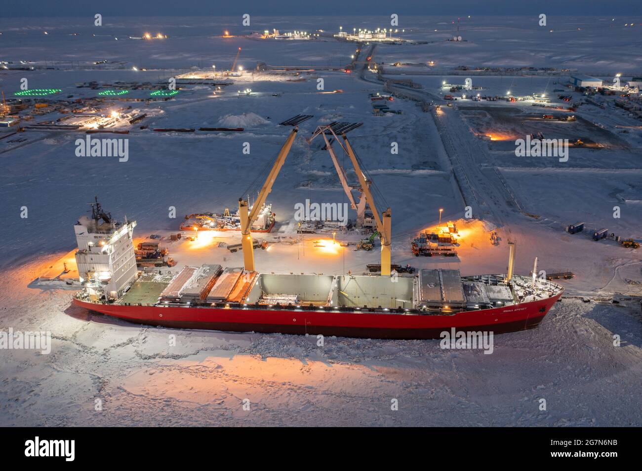 Sabetta, Region Tjumen, Russland - 07. Dezember 2020:das Schiff ist im Frachtbetrieb am Liegeplatz tätig. Das Schiff ist im Eis eingefroren. Stockfoto