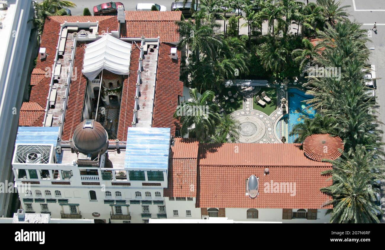 Miami Beach, USA. Juni 2007. Auf diesem Foto ist eine Luftaufnahme des ehemaligen Herrenhauses von Gianni Versace zu sehen, das heute als Casa Casuarina bekannt ist. Dies ist der 10. Todestag von Gianni Versace. (Foto von Al Diaz/Miami Herald/MCT/Sipa USA) Quelle: SIPA USA/Alamy Live News Stockfoto