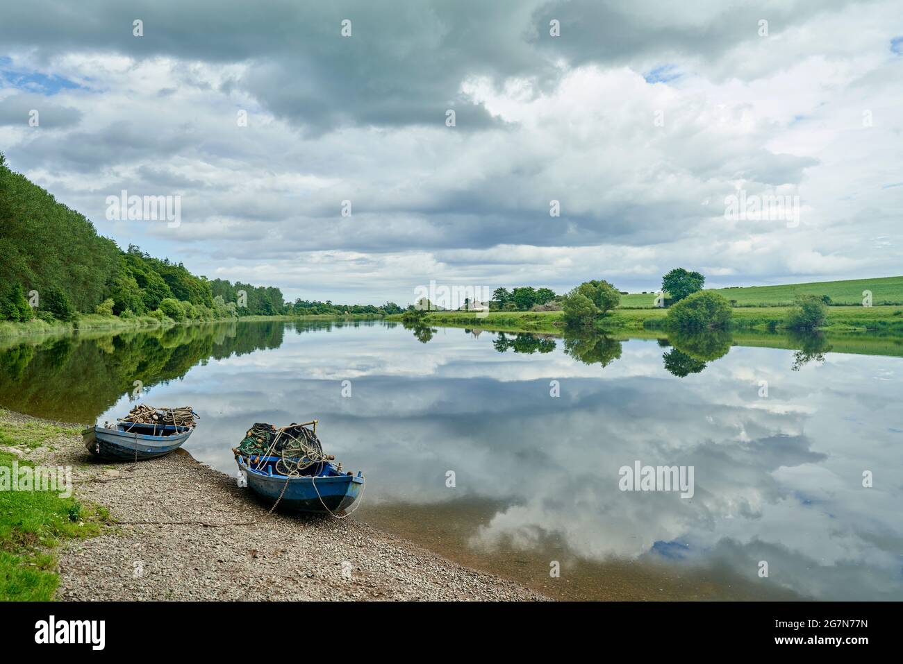 Dramatische Spiegelung des Himmels im Fluss Tweed an einem sonnigen Sommertag in den Scottish Borders. Stockfoto