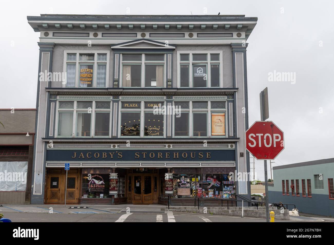 Jacobys Lagerhaus in Arcata, Kalifornien, USA, Heimat der Humboldt State University, an einem typisch düsteren Tag, bedeckt ohne sichtbare Wolken Stockfoto