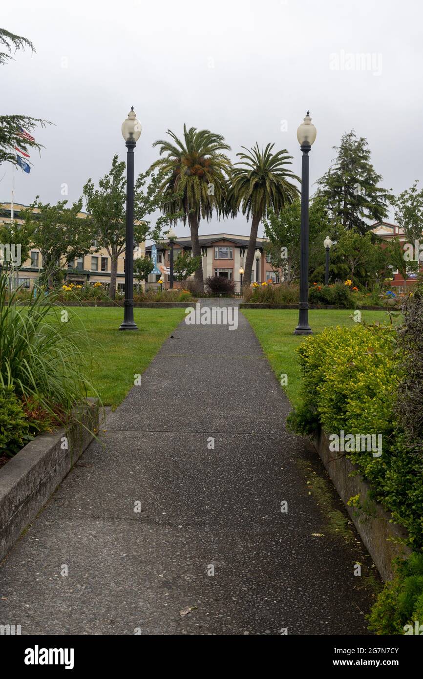 Blick auf den zentralen platz in Arcata, Kalifornien, USA, Heimat der Humboldt State University, an einem typisch düsteren Tag, bedeckt ohne sichtbare Wolken Stockfoto