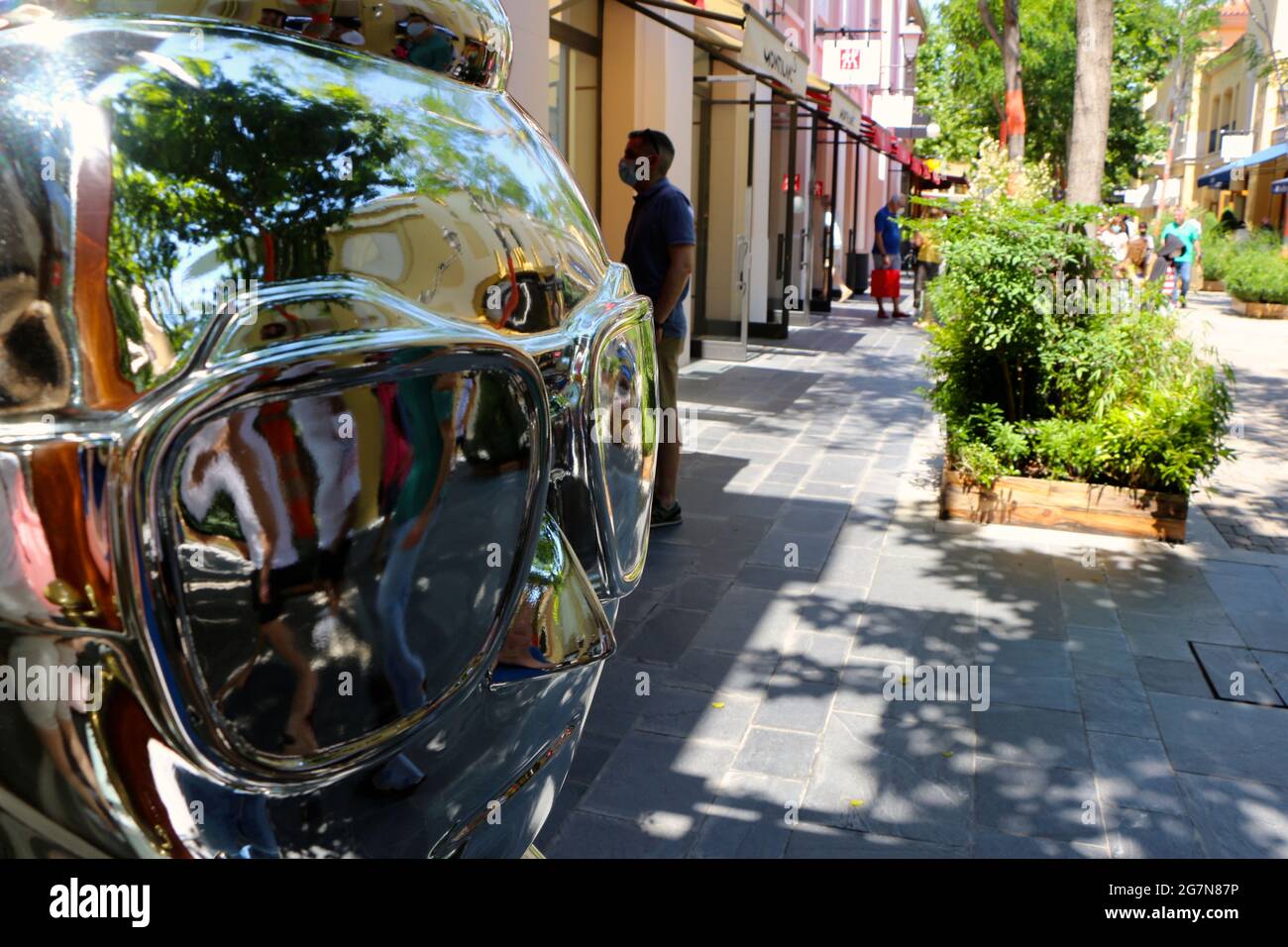 Nahaufnahme einer kleinen silberverchromten Statue zu Ehren des deutschen Kleiderdesigners Karl Lagerfeld Las Rozas Einkaufszentrum Madrid Spanien Stockfoto