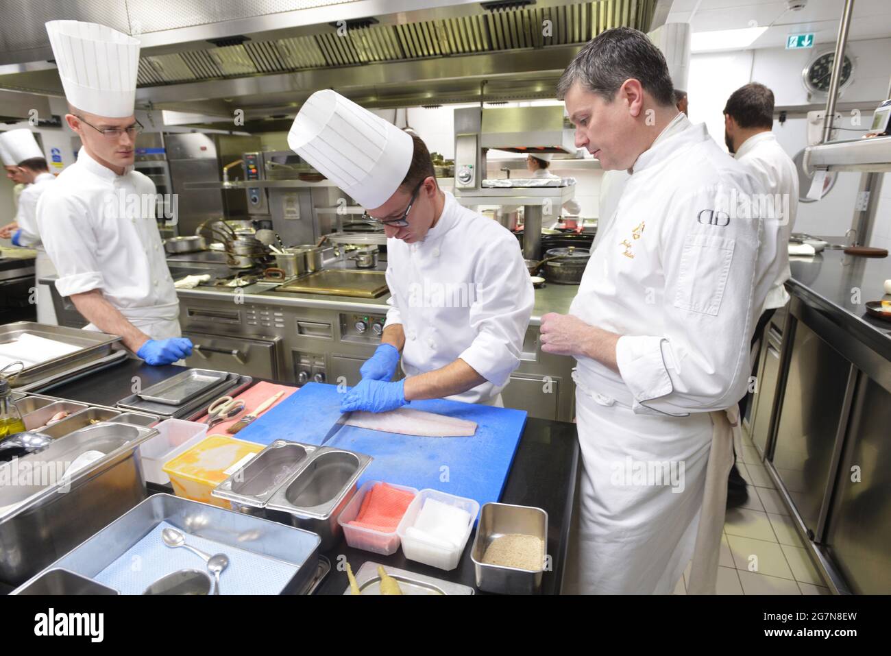 PARIS 75001. HOTEL LE MEURICE (5*). JOCELYN HERLAND IST SEIT JANUAR 2016 CHEFKOCH DER EXECUTIF IM MEURICE. Stockfoto