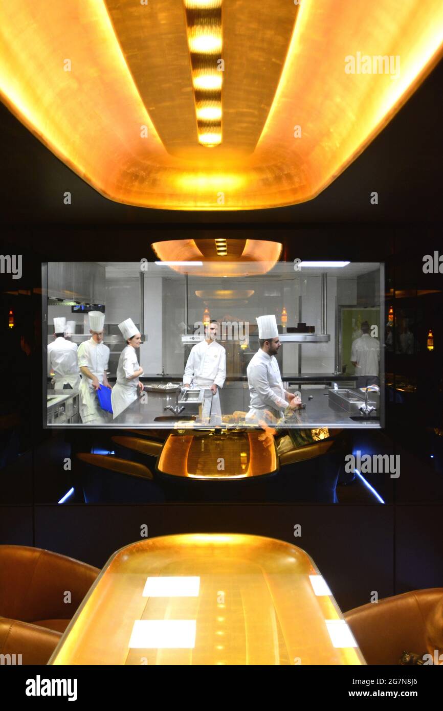 FRANKREICH. PARIS 75001. HOTEL LE MEURICE (5*). DIE KÜCHE AUS DER SICHT DES PRIVATEN ERSTAURANT VON JOCELYN HERLAND, SEIT JANUAR EXECUTIF CHEFKOCH DES MEURICE Stockfoto