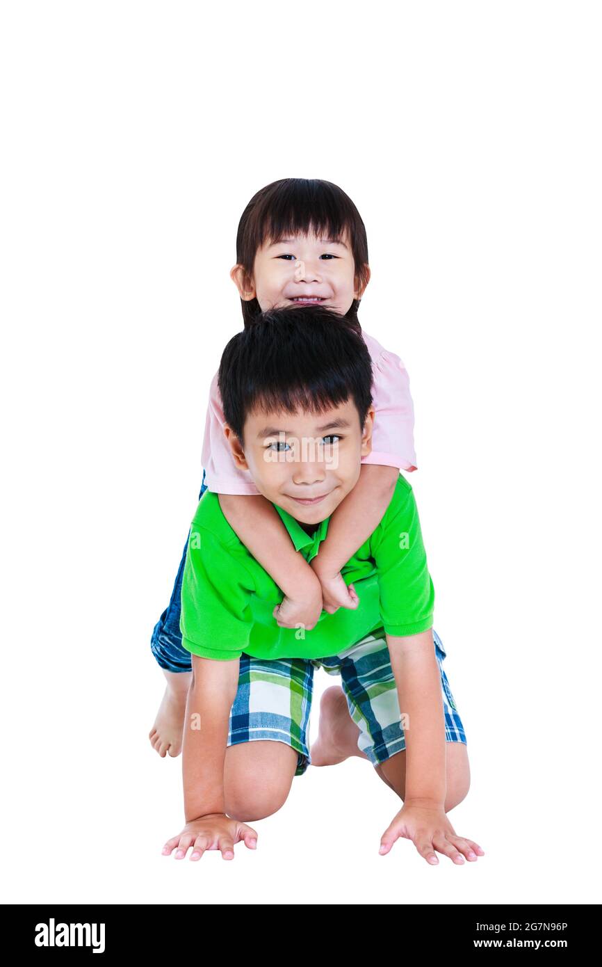 Asian freundlich Bruder mit seiner Schwester auf Huckepack Fahrt lächelnd glücklich zusammen, isoliert auf weißem Hintergrund. Konzept über die Liebe und Bindung von sibli Stockfoto