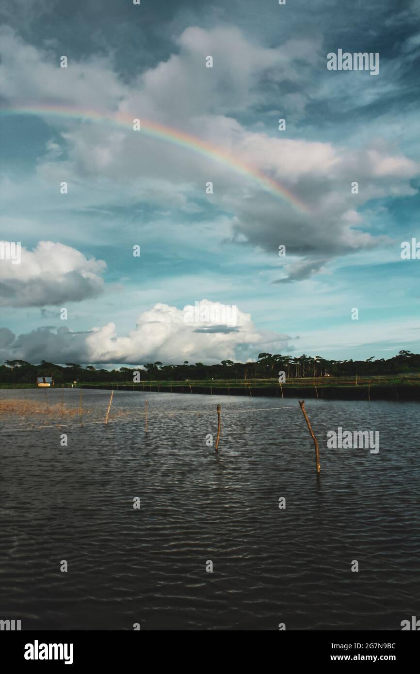 Schöner Nachmittag mit Regenbogen, Landschaft Hintergrund Stockfoto