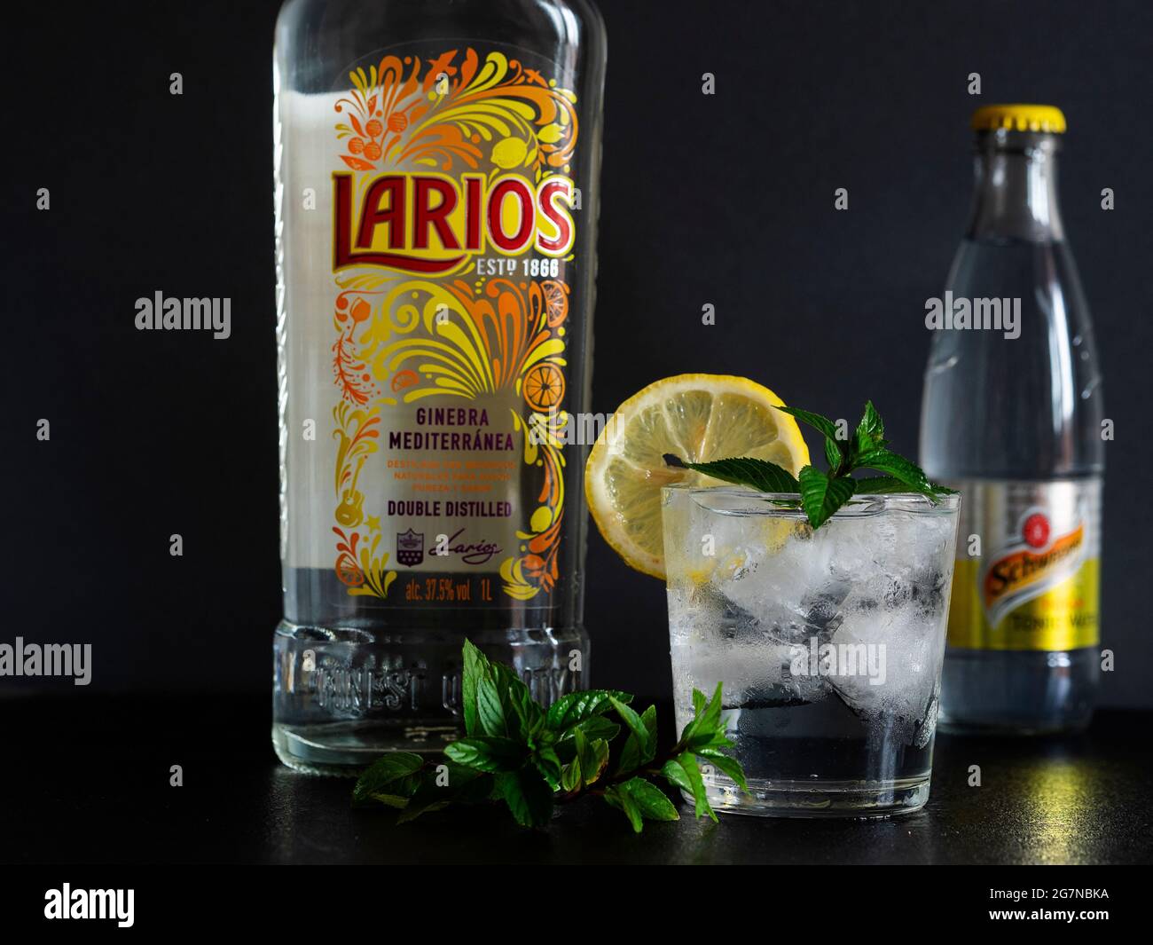 Ukraine. Juli 2021. Auf dieser Abbildung sind Flaschen mit Gin Larios und Schweppes Indian Tonic und Fertiggetränk in einem vermistelten Glas mit Eis, einer Scheibe Zitrone und einem Zweig Minze zu sehen. (Foto von Igor Golovniov/SOPA Images/Sipa USA) Quelle: SIPA USA/Alamy Live News Stockfoto