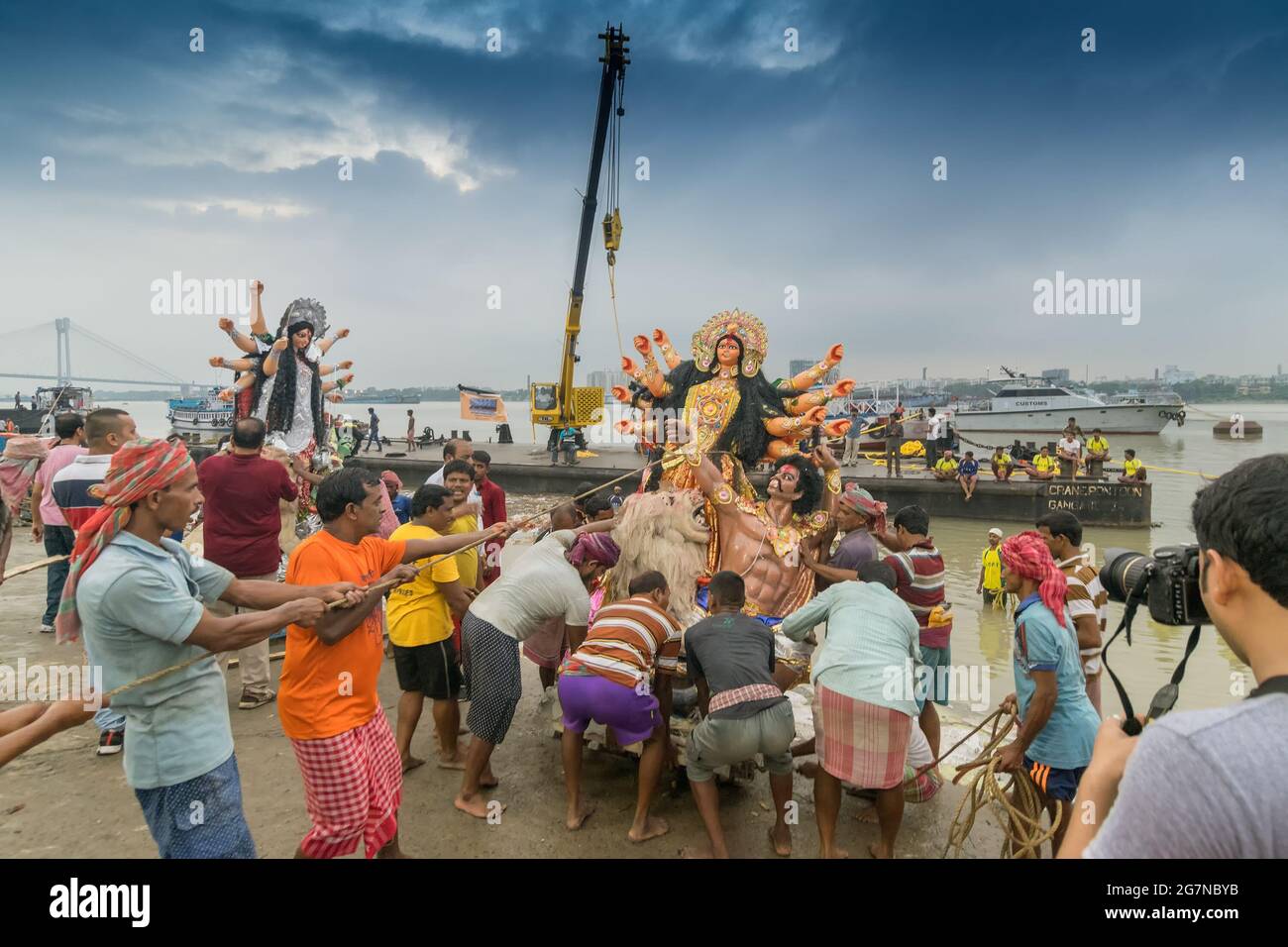 KALKUTTA, WESTBENGALEN, INDIEN - 30. SEPTEMBER 2017: Idol der Göttin Durga wird im Heiligen Fluss Ganges eingetaucht. Gefeiert von Hindus als 'vijaya Dashami Stockfoto KALKUTTA, WESTBENGALEN, INDIEN - 30. SEPTEMBER 2017: Idol der Göttin Durga wird im Heiligen Fluss Ganges eingetaucht. Gefeiert von Hindus als 'vijaya Dashami Stockfoto
