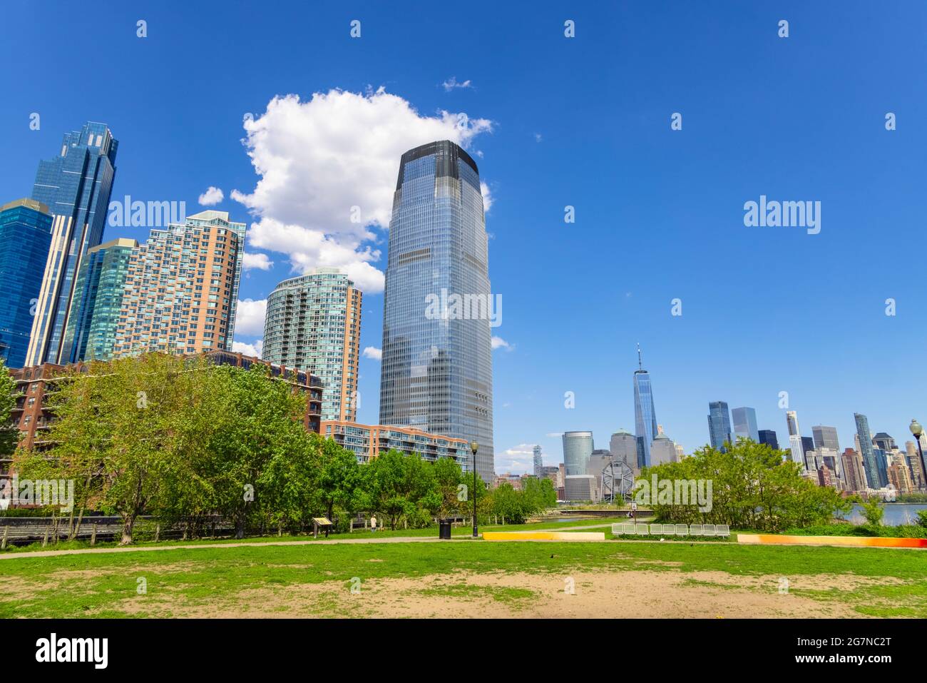 Wolken schweben über den Luxus-Hochhäusern in Jersey City New Jersey. Stockfoto