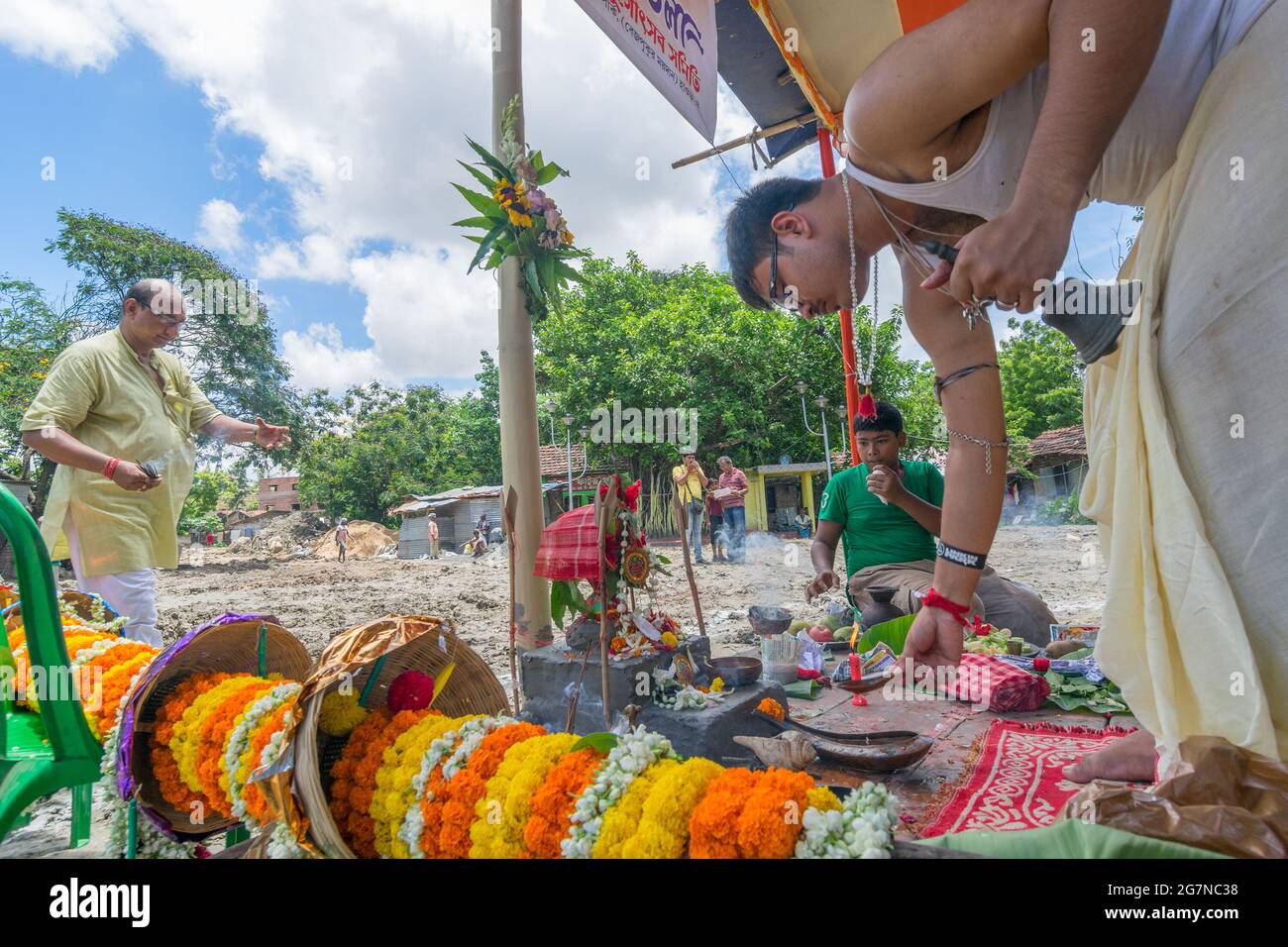 HOWRAH, WEST BANGAL, INDIEN - 7. JULI 2017 : Khutipuja, das Anfangsritual des weltberühmten Durga Puja, (berühmtestes Fest des Hinduismus), wird derzeit p Stockfoto