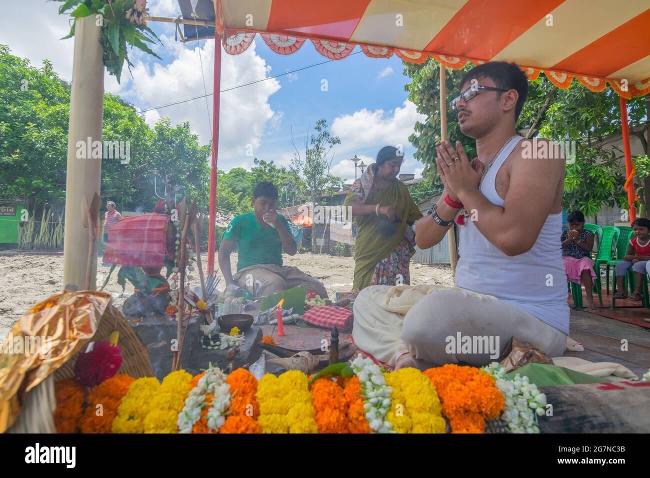 HOWRAH, WEST BANGAL, INDIEN - 7. JULI 2017 : Khutipuja, das Anfangsritual des weltberühmten Durga Puja, (berühmtestes Fest des Hinduismus), wird derzeit p Stockfoto