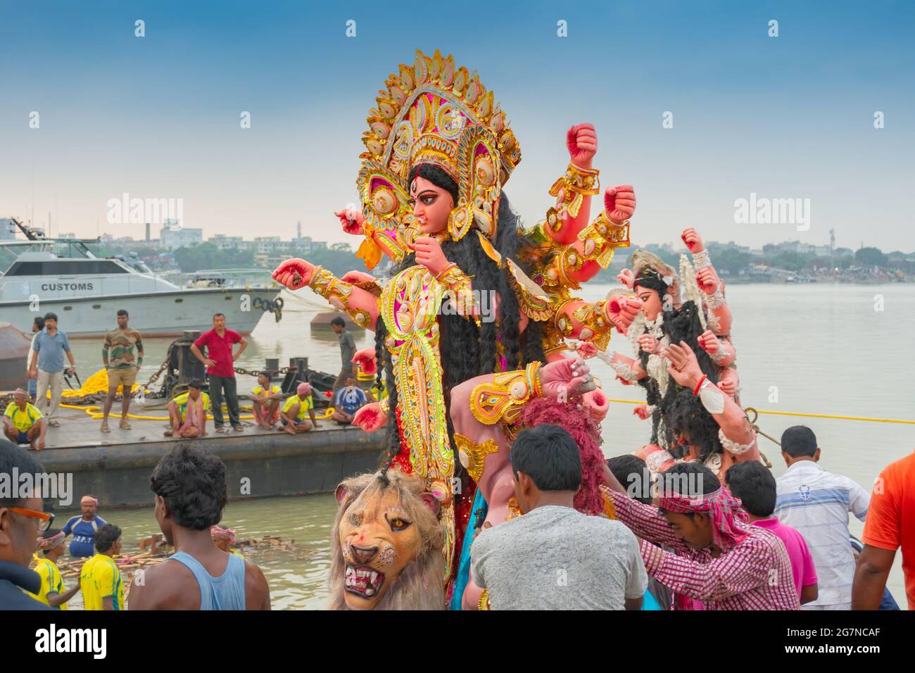 KALKUTTA, WESTBENGALEN, INDIEN - 30. SEPTEMBER 2017: Idol der Göttin Durga wird im Heiligen Fluss Ganges eingetaucht. Gefeiert von Hindus als 'vijaya Dashami Stockfoto KALKUTTA, WESTBENGALEN, INDIEN - 30. SEPTEMBER 2017: Idol der Göttin Durga wird im Heiligen Fluss Ganges eingetaucht. Gefeiert von Hindus als 'vijaya Dashami Stockfoto