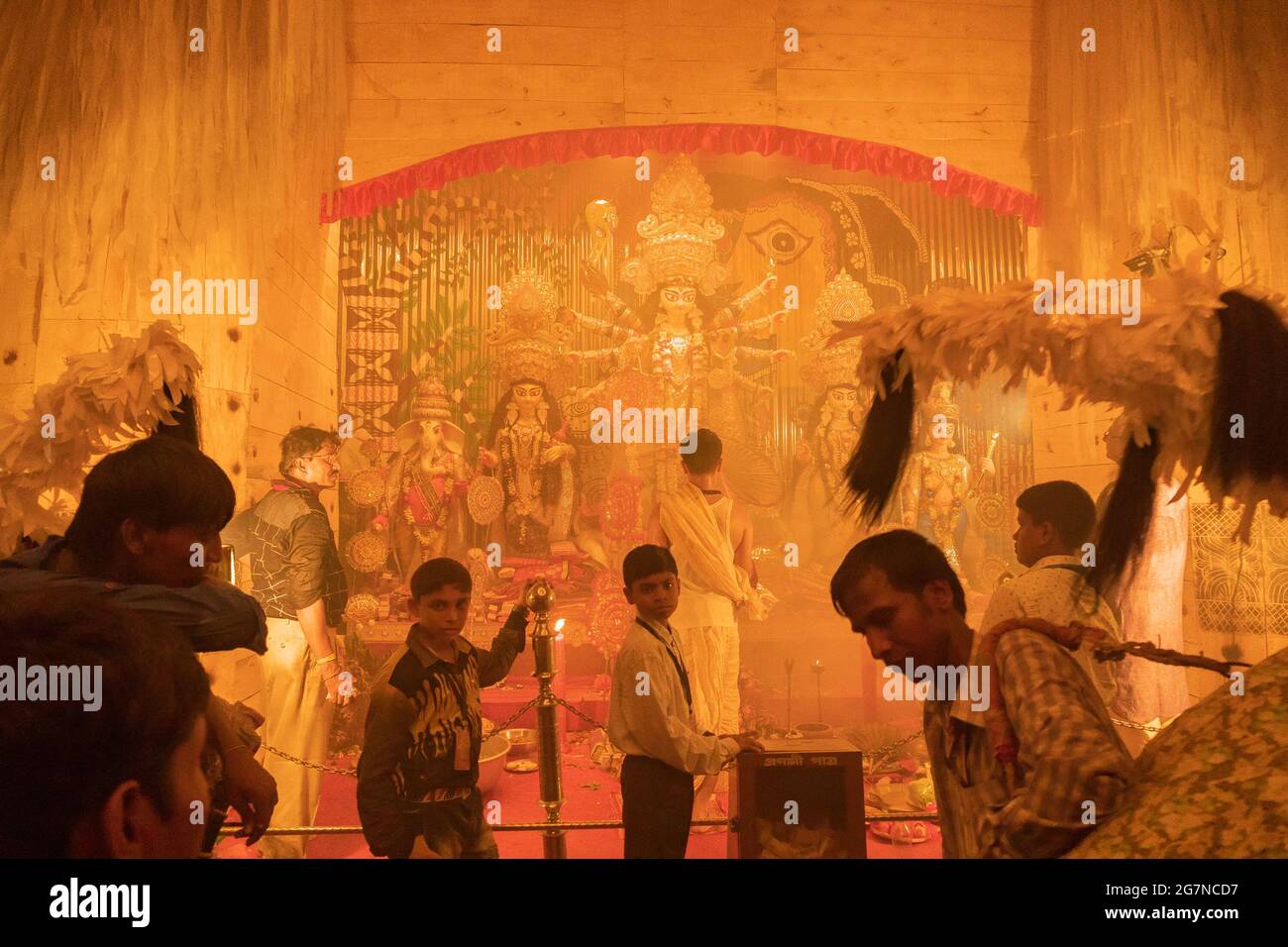 KOLKATA , INDIEN - 27. SEPTEMBER 2017 : Durga Puja Festival Ritual - Dhaakis (Trommler) Durchführung . Aufnahme bei Nacht unter farbigem Licht. Größtes Festival Stockfoto