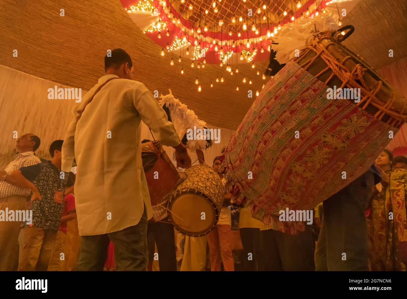 KOLKATA , INDIEN - 27. SEPTEMBER 2017 : Durga Puja Festival Ritual - Dhaakis (Trommler) Durchführung . Aufnahme bei Nacht unter farbigem Licht. Größtes Festival Stockfoto