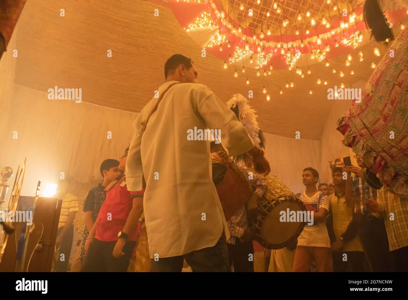 KOLKATA , INDIEN - 27. SEPTEMBER 2017 : Durga Puja Festival Ritual - Dhaakis (Trommler) Durchführung . Aufnahme bei Nacht unter farbigem Licht. Größtes Festival Stockfoto