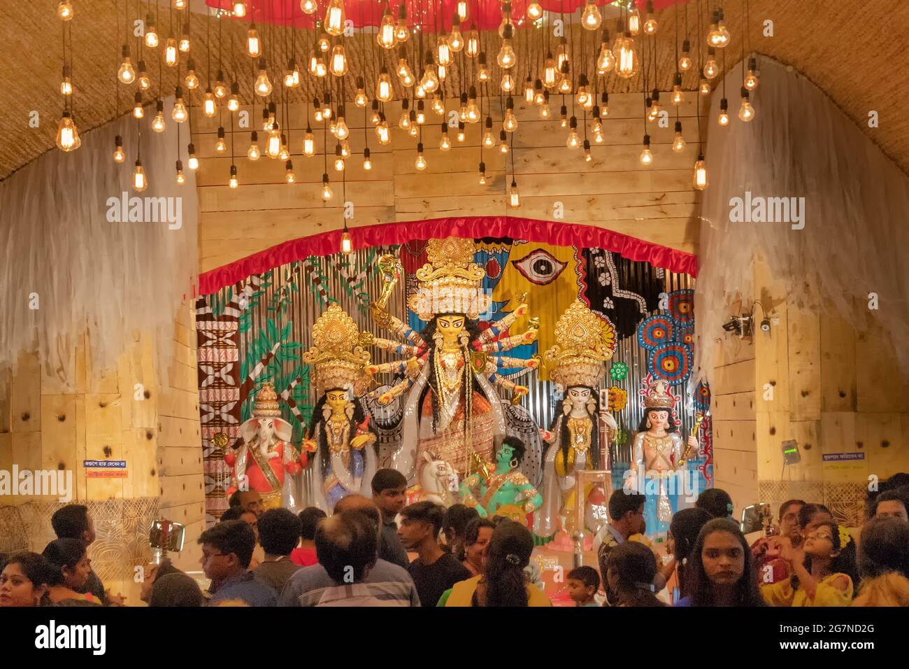 KOLKATA, INDIEN - 26. SEPTEMBER 2017: Göttin Durga Idol innen dekoriert Durga Puja Pandal, auf buntes Licht geschossen. Durga Puja ist die größte Religion Stockfoto