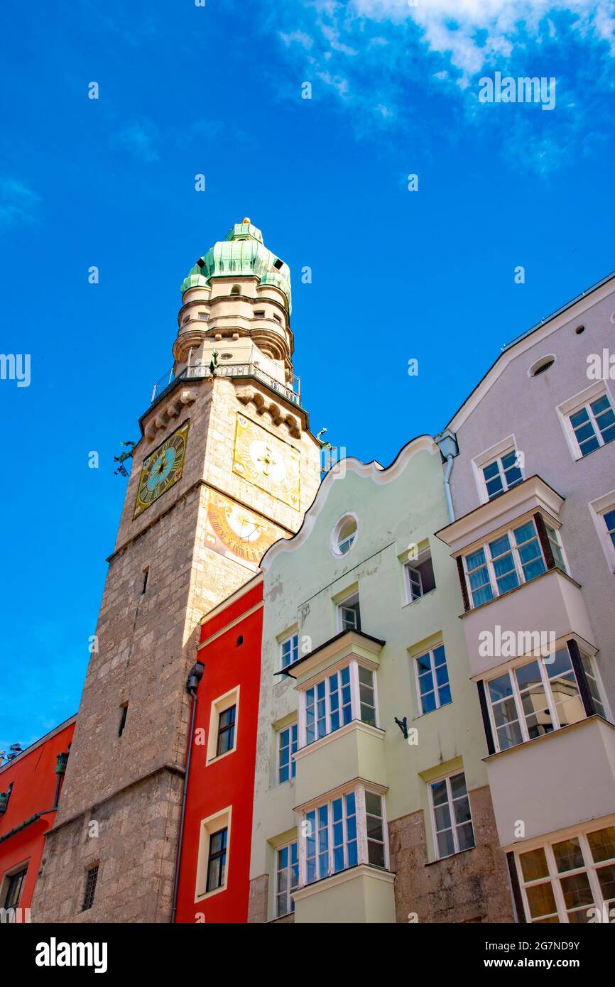 Blick auf das Alte Rathaus, das als Altes Rathaus bekannt ist, mit dem gotischen Turm, der als Stadtturm an der Herzog Friedrich Straße bekannt ist. Aufgenommen in Innsbruck, aus Stockfoto