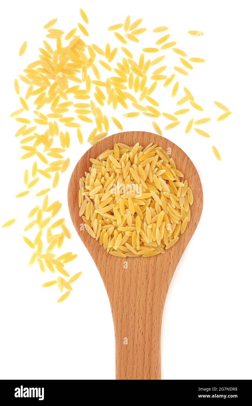 Gesunde italienische vegane orzo Pasta in einem Holzlöffel auf weißem