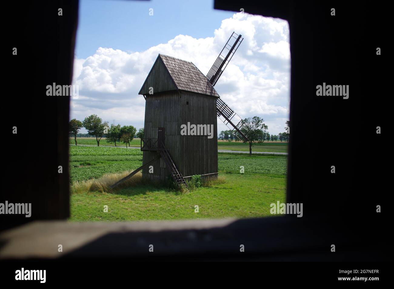 Alte Windmühle. Historische Landwirtschaftstechnologie. Alte Windmühle. Stockfoto