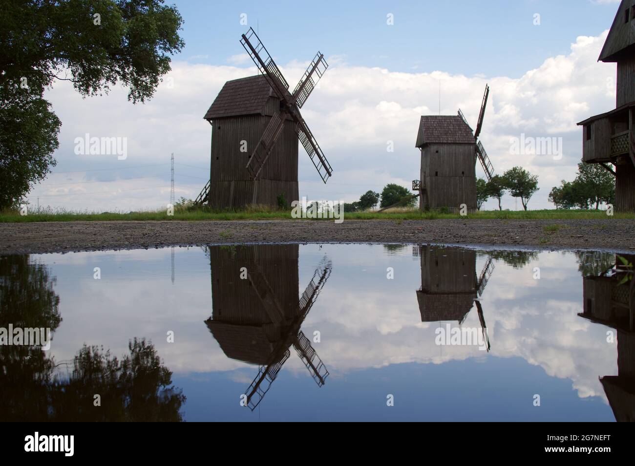 Alte Windmühle. Historische Landwirtschaftstechnologie. Alte Windmühle. Stockfoto