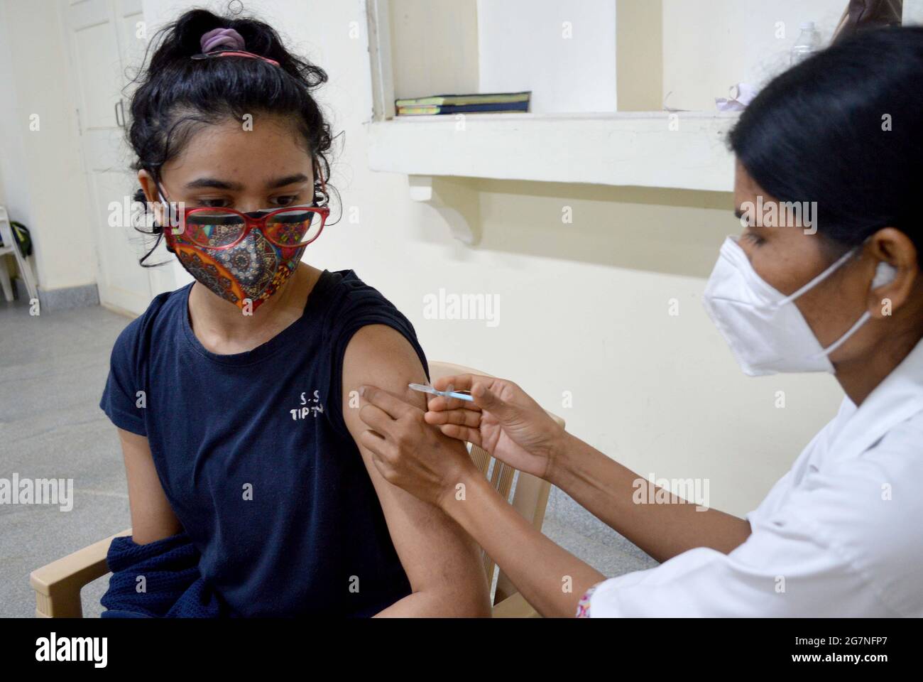 Bangalore, Indien. Juli 2021. Am 15. Juli 2021 geimpft ein Gesundheitsmitarbeiter die zweite Dosis des Covishield-Impfstoffs in den Räumlichkeiten einer Hochschule in Bangalore, Indien. Quelle: Str/Xinhua/Alamy Live News Stockfoto