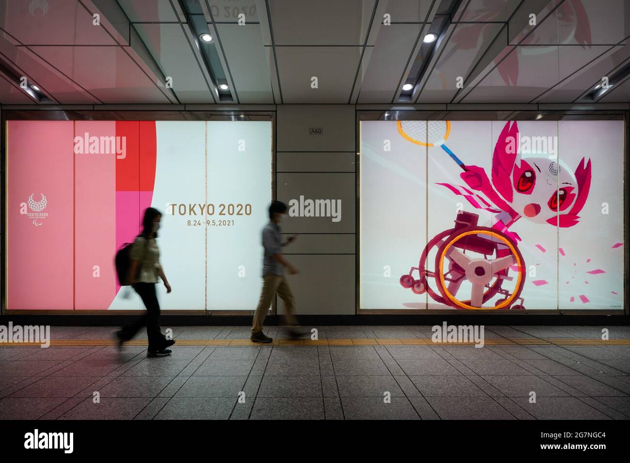 16. Juli 2020, Tokio, Japan - Menschen laufen an den Olympischen Spielen vorbei Tokyo 2020 Schilder in Tokio, Japan. (Foto von AFLO) Stockfoto